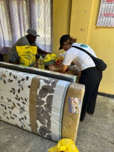 Distribution alimentaire à des enfants défavorisés du Sri Lanka