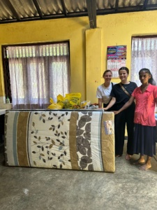 Distribution alimentaire à des enfants défavorisés du Sri Lanka