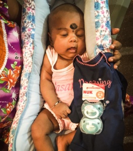 Distribution de vêtements à des bébés au Sri Lanka