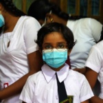 Distribution de lunettes de vue adaptées à des enfants du Sri Lanka
