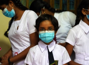 Distribution de lunettes de vue adaptées à des enfants du Sri Lanka