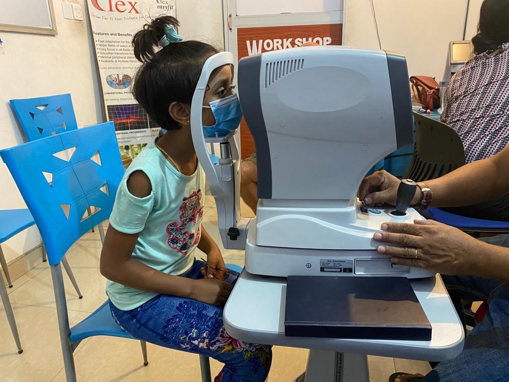 Visite médicale pour lunettes de vue adaptées à des enfants défavorisés du Sri Lanka