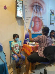 Distribution de lunettes de vue adaptées à des enfants du Sri Lanka