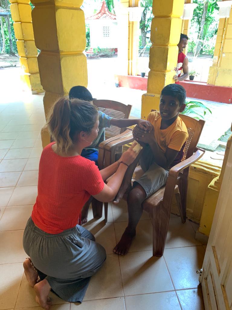 Premiers soins aux enfants défavorisés du Sri Lanka