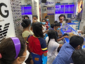 Distribution de lunettes de vue adaptées à des enfants du Sri Lanka