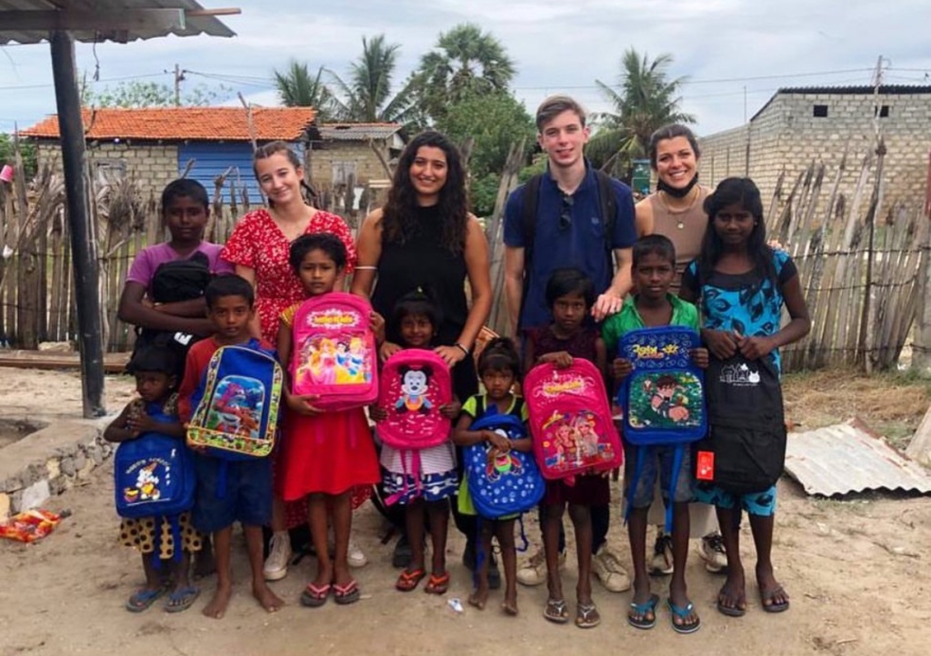 Remise de cartables à une école du Sri Lanka