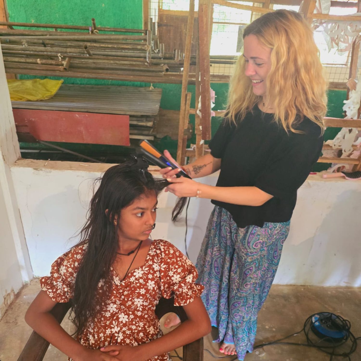 Des bénévoles coiffeuses auprès des enfants